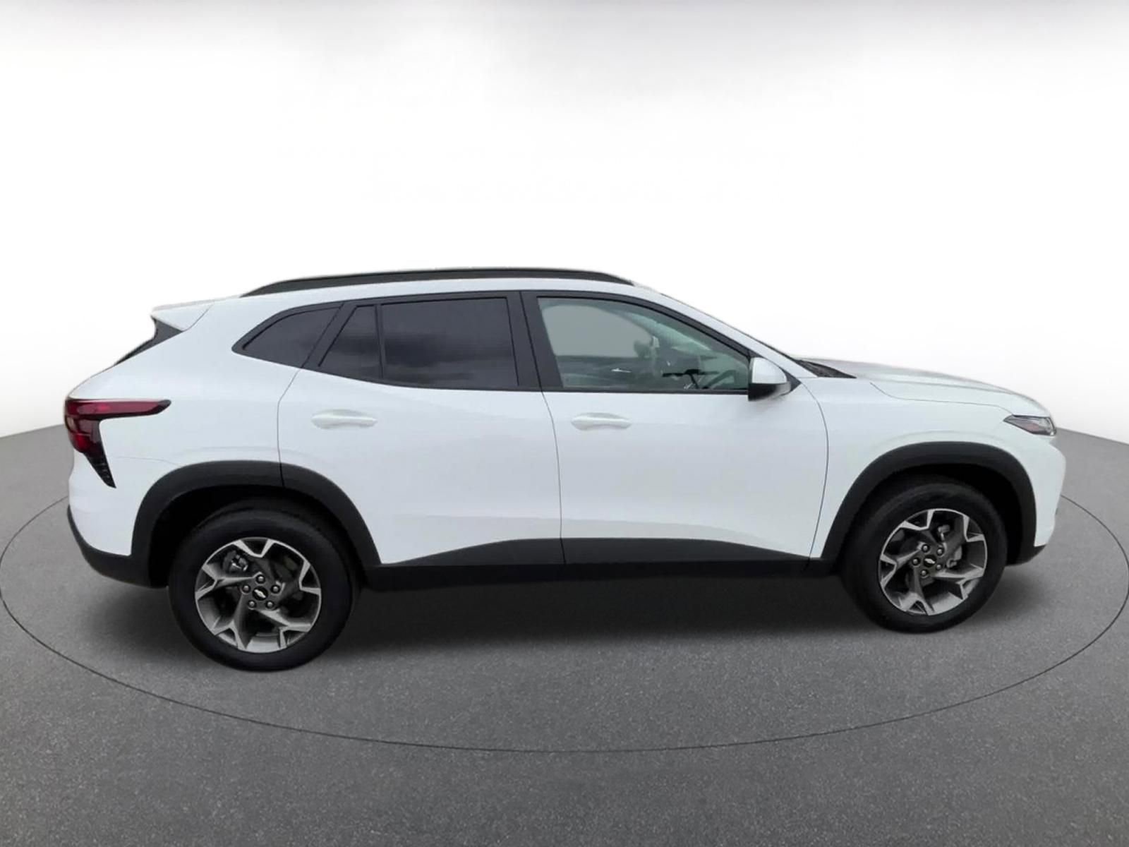 Used 2025 Chevrolet Trax LT FWD image 17