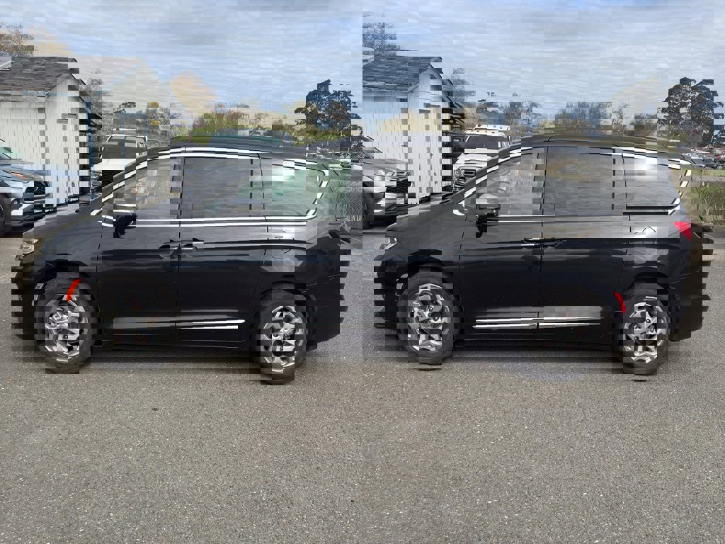 Used 2023 Chrysler Pacifica Limited image 3