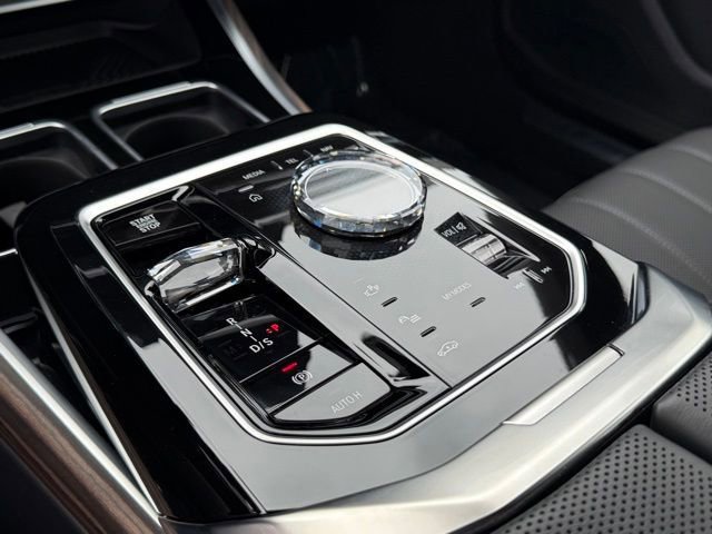 Used 2025 BMW 760i xDrive w/ Premium Package image 26