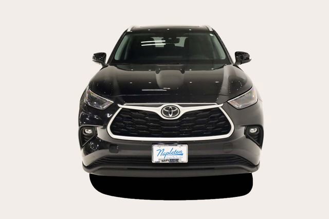 Used 2023 Toyota Highlander XLE image 3