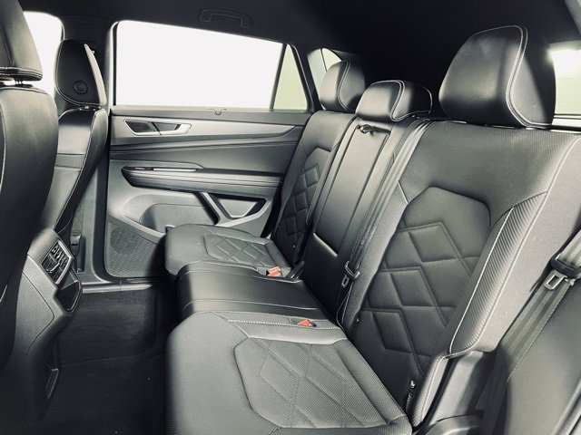 Used 2024 Volkswagen Atlas Cross Sport SE image 12