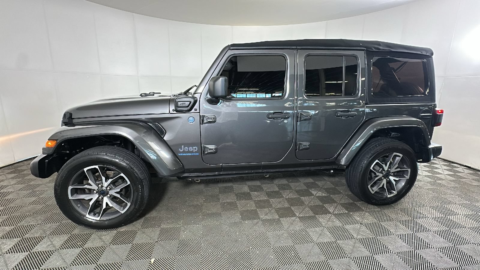 Used 2024 Jeep Wrangler Unlimited w/ Convenience Group AWD/4WD image 8
