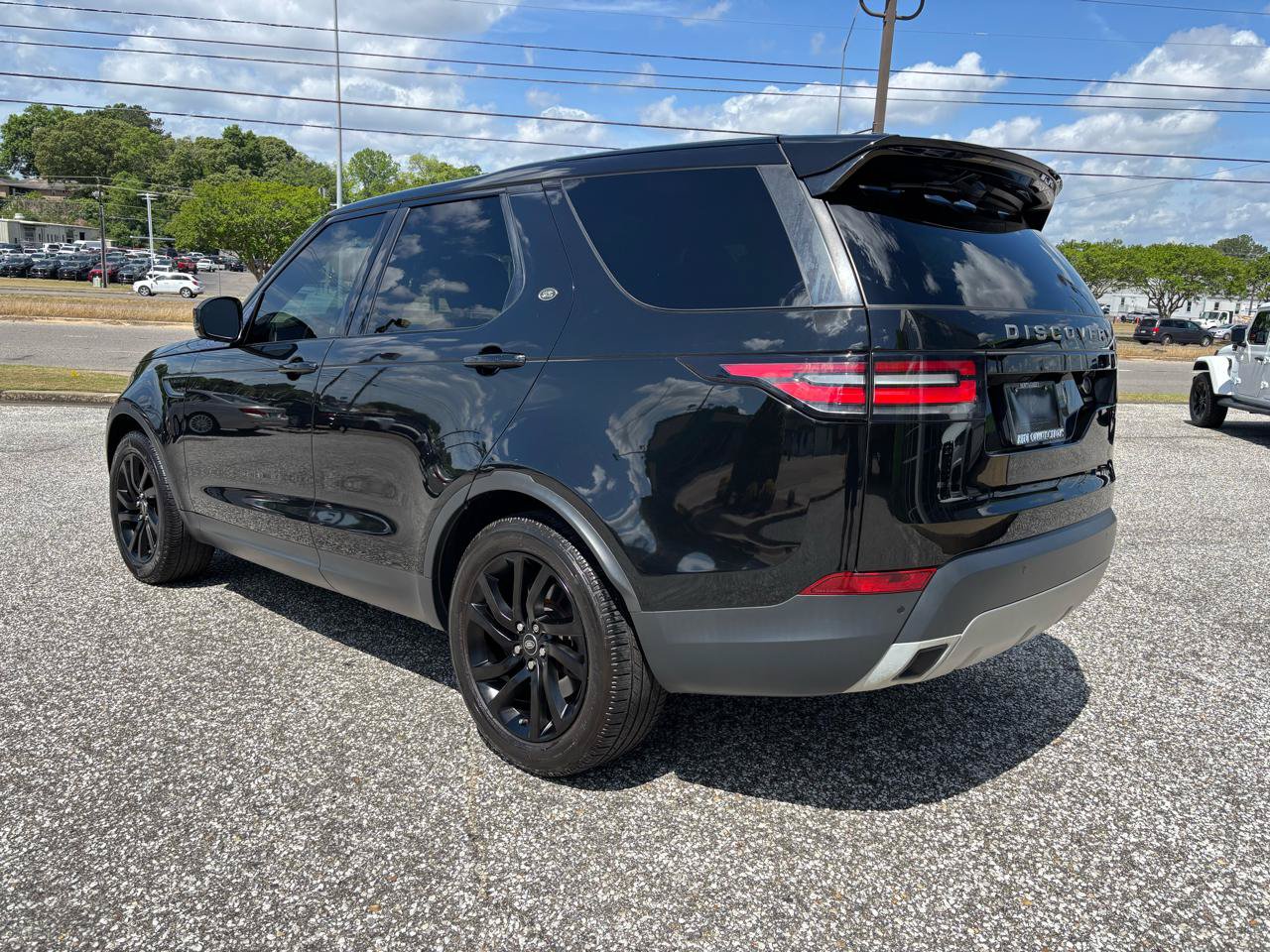 Used 2017 Land Rover Discovery HSE AWD/4WD image 3