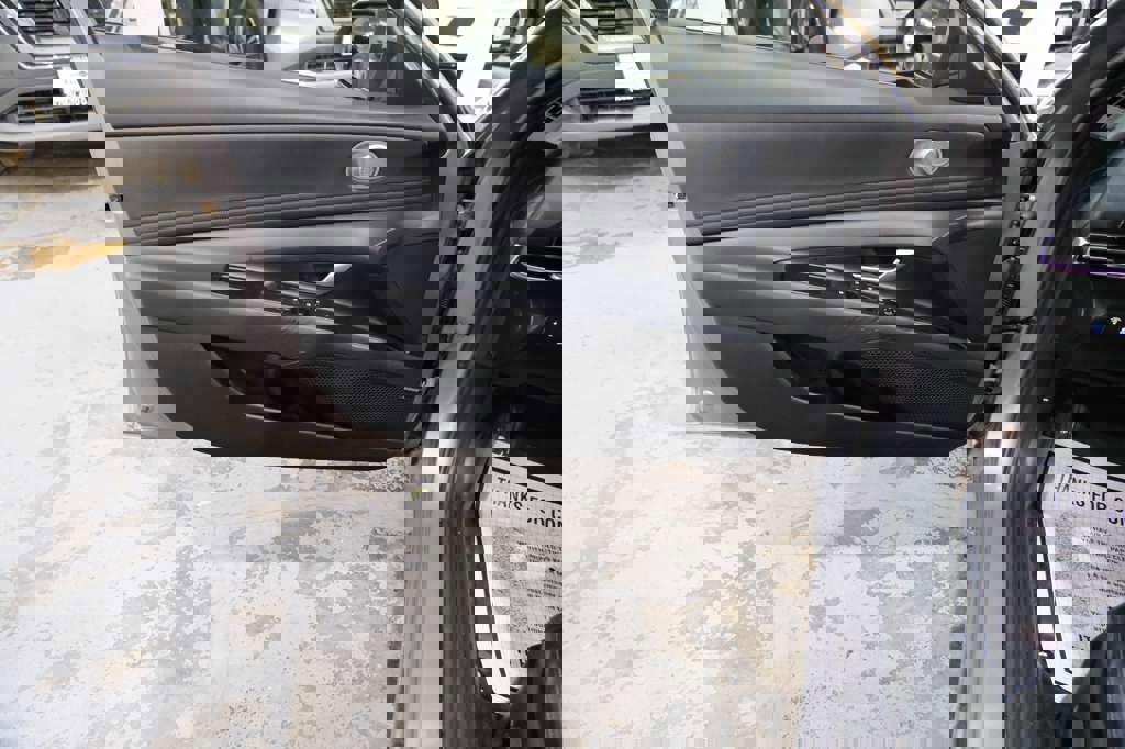 Used 2024 Hyundai Elantra Limited image 17