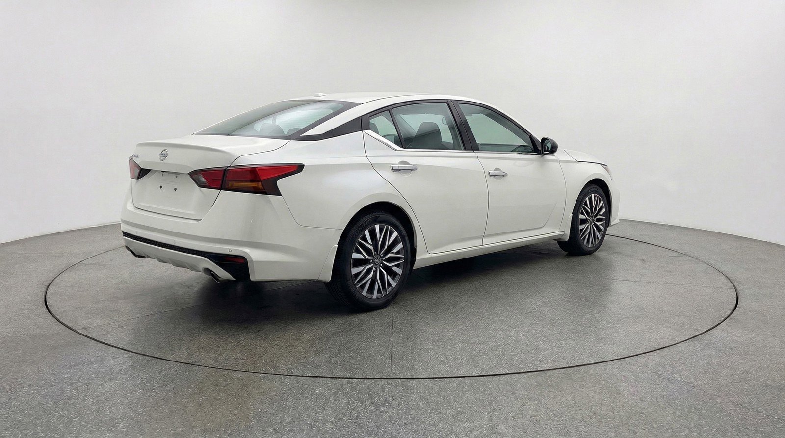Used 2025 Nissan Altima 2.5 SV image 9