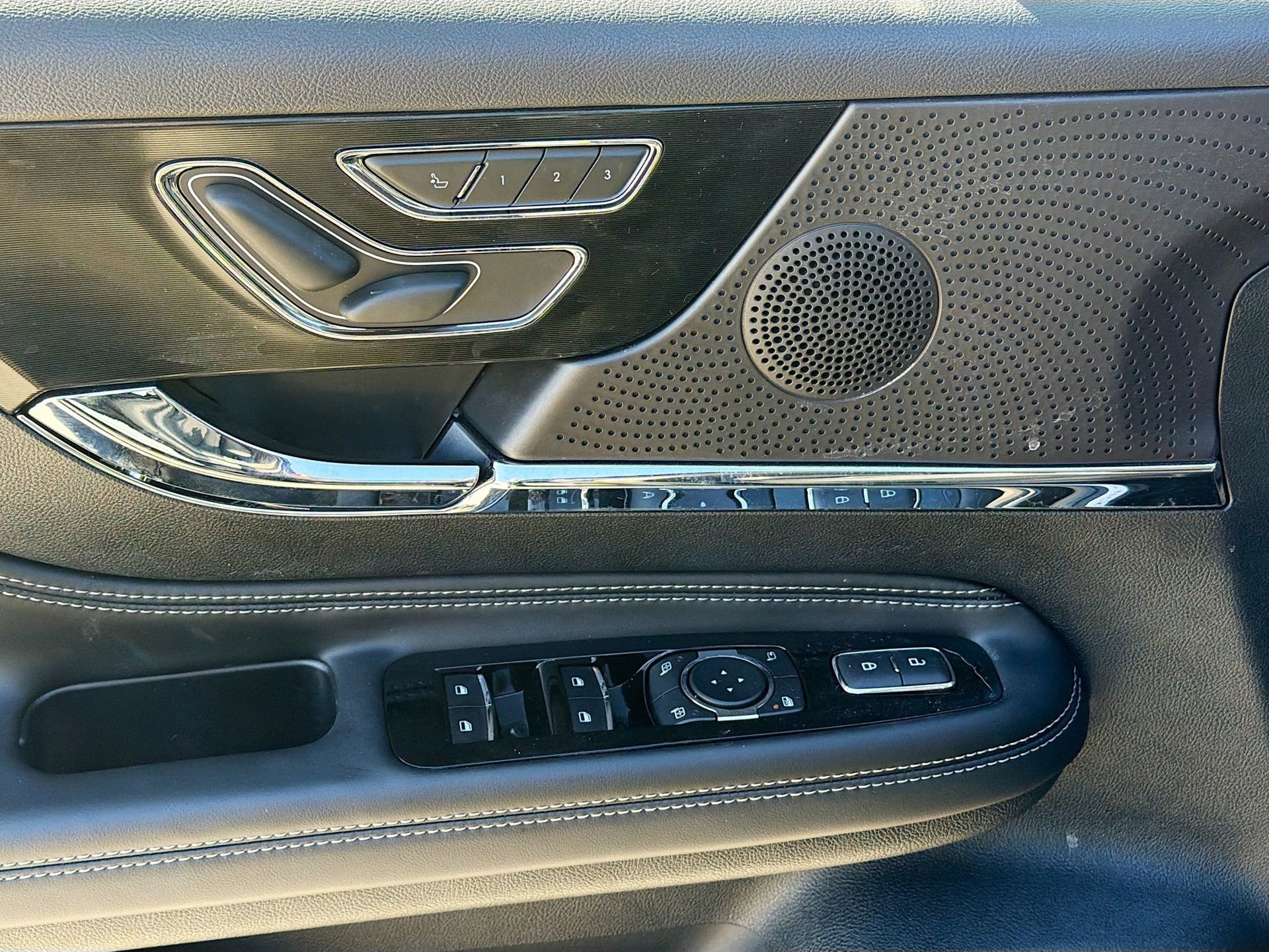 Used 2025 Lincoln Corsair Reserve image 23