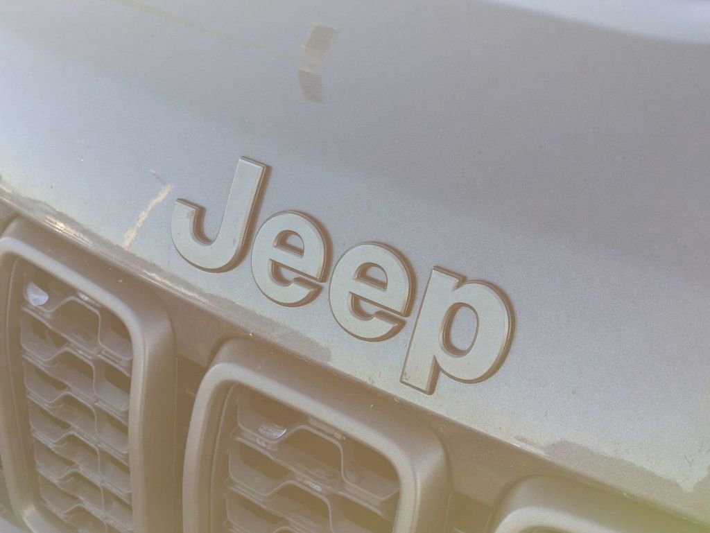 Used 2016 Jeep Grand Cherokee Laredo 75th Anniversary image 10