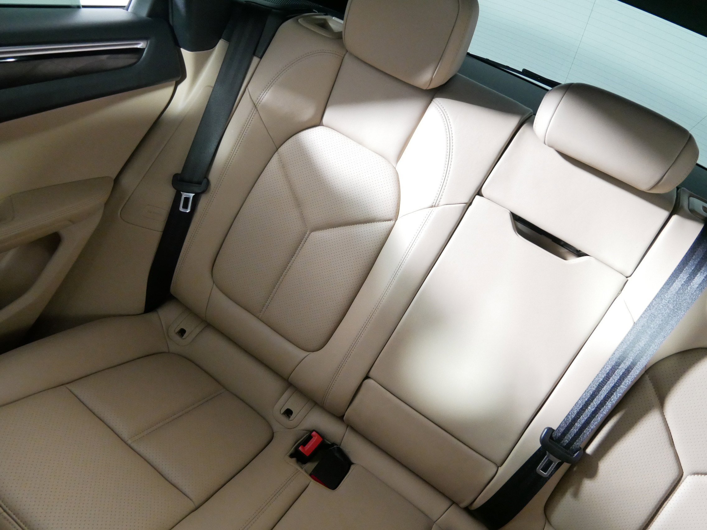 Used 2023 Porsche Macan Turbo image 12