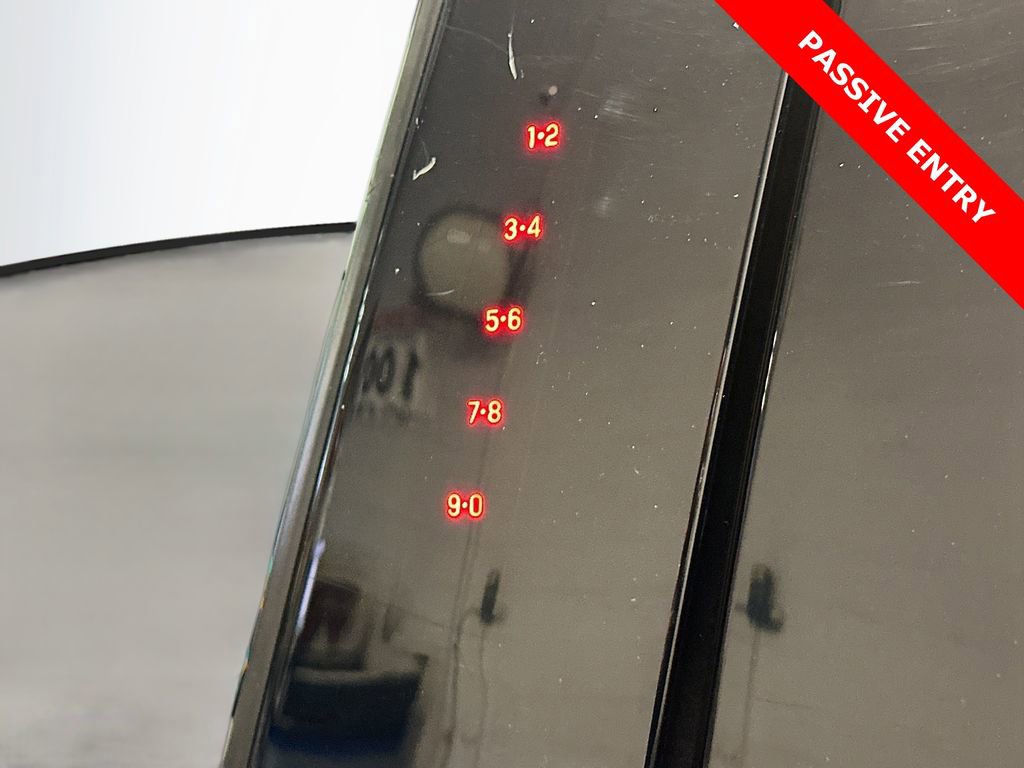 Used 2018 Ford Escape SE w/ SE Sport Appearance Package image 32