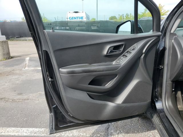 Certified 2022 Chevrolet Trax LS w/ Tint and Cruise Package image 21