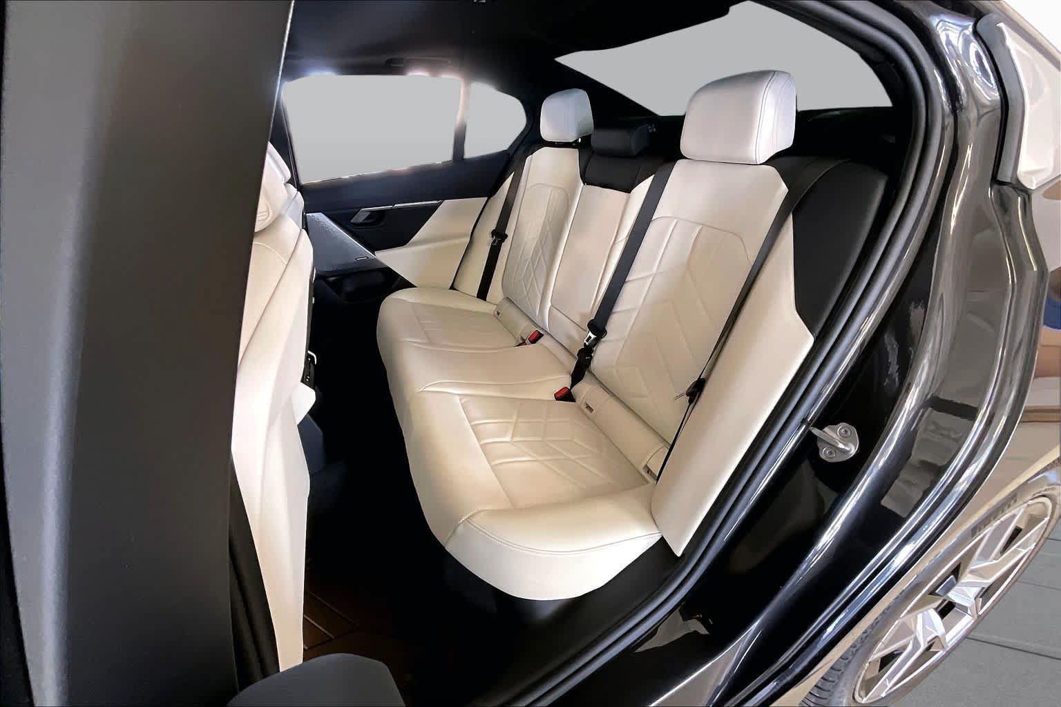 Used 2024 BMW i5 eDrive40i w/ M Sport Package RWD image 19
