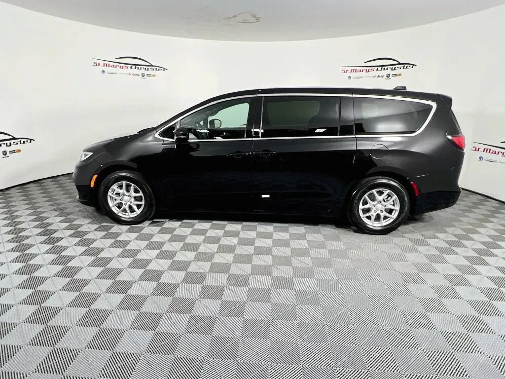 Used 2026 Chrysler Pacifica Select FWD image 5
