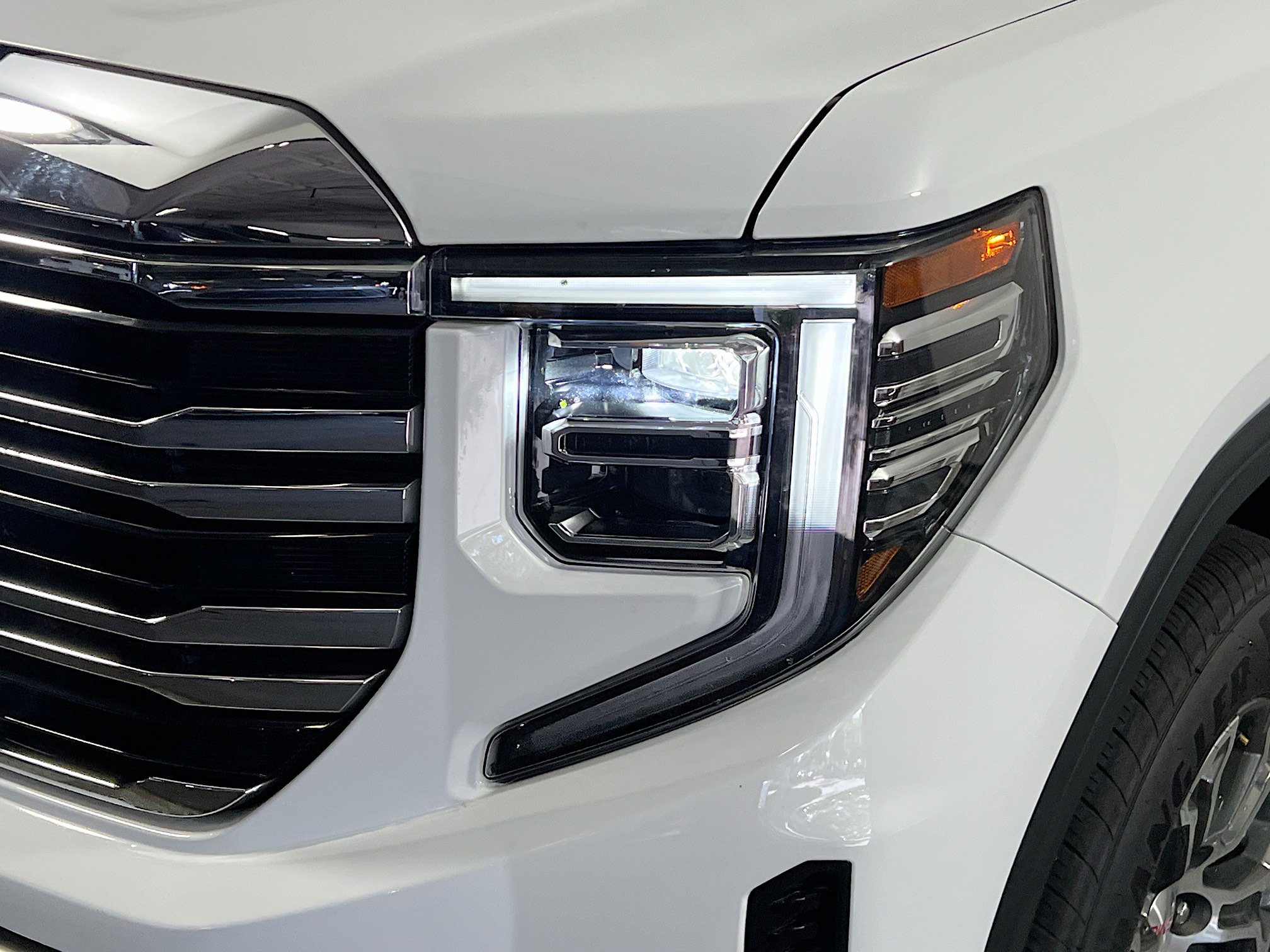 Used 2025 GMC Sierra 1500 SLT AWD/4WD image 11