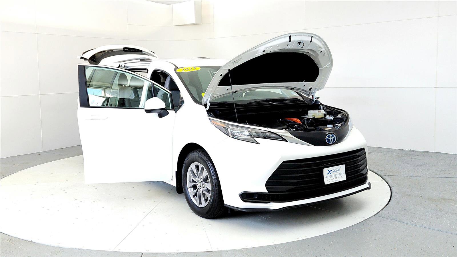 Used 2025 Toyota Sienna LE AWD/4WD image 9