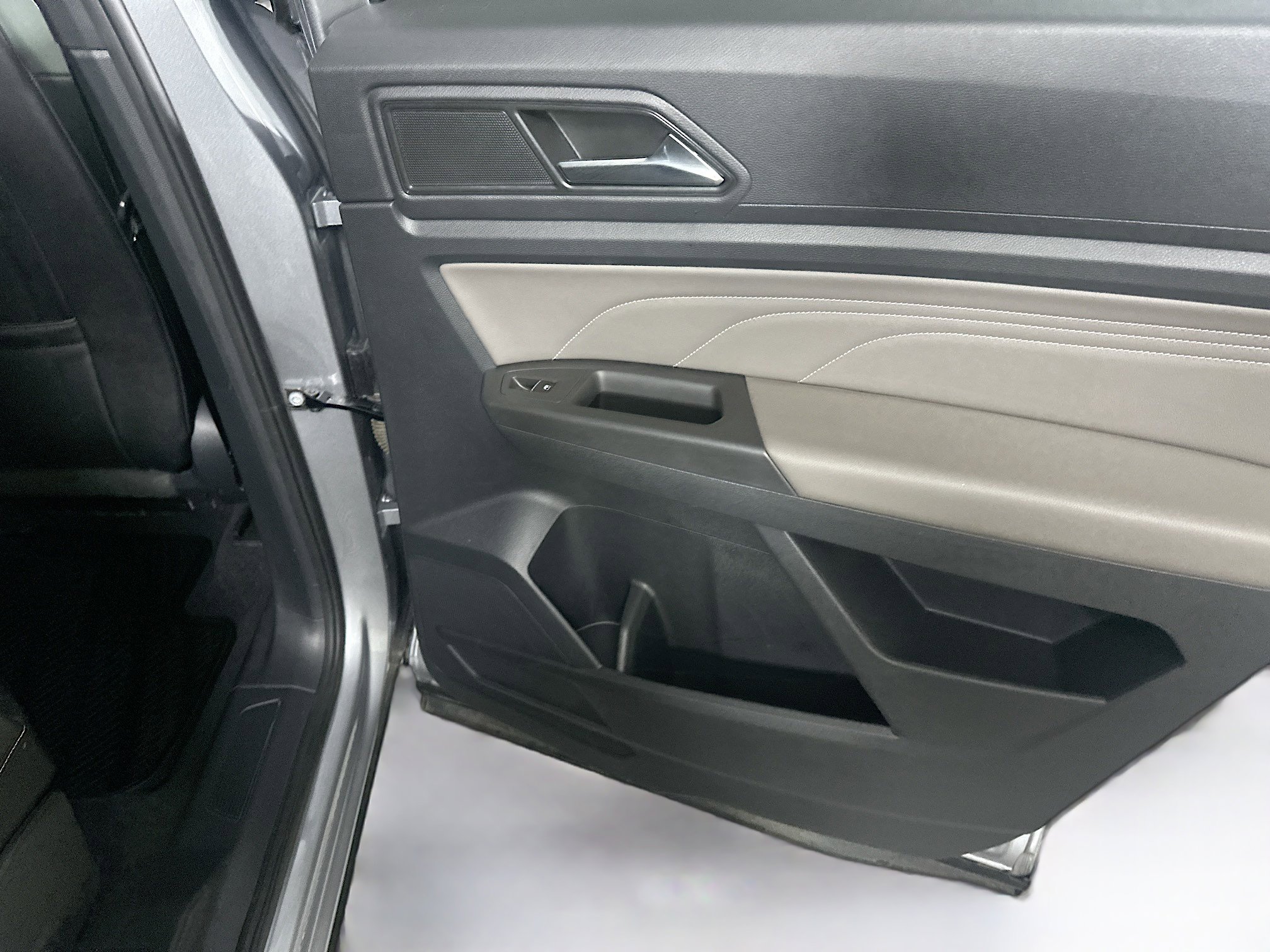 Used 2023 Volkswagen Atlas Cross Sport SE FWD image 29