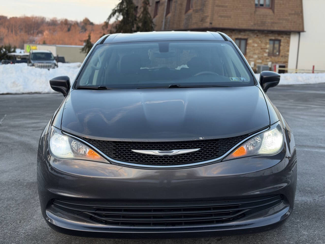 Used 2017 Chrysler Pacifica Touring image 4