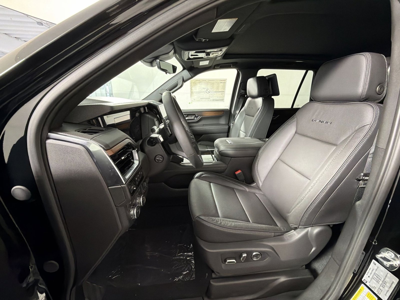 New 2026 GMC Yukon Denali w/ Denali Reserve Package image 13