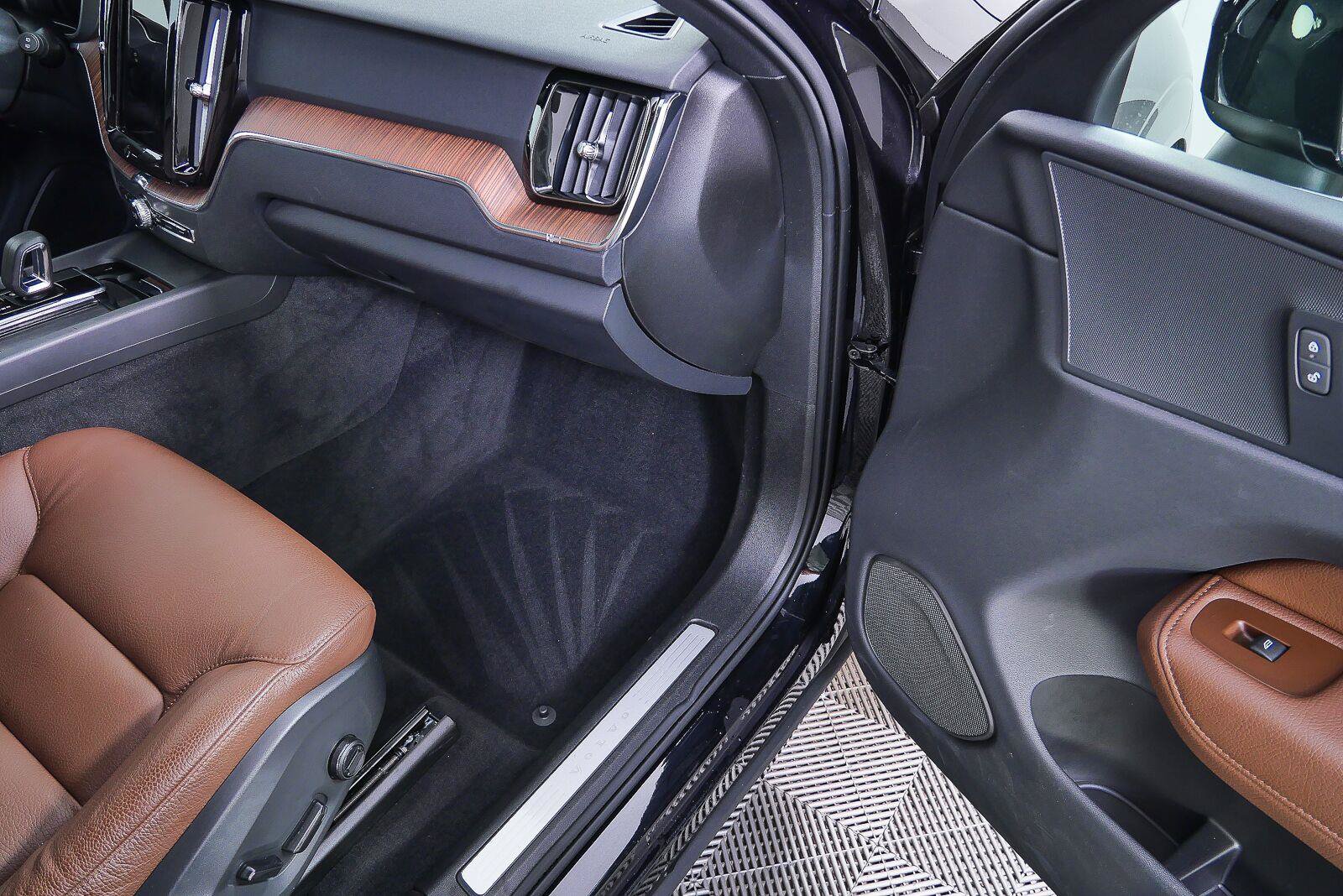 Used 2022 Volvo XC60 B5 Momentum w/ Advanced Package FWD image 22