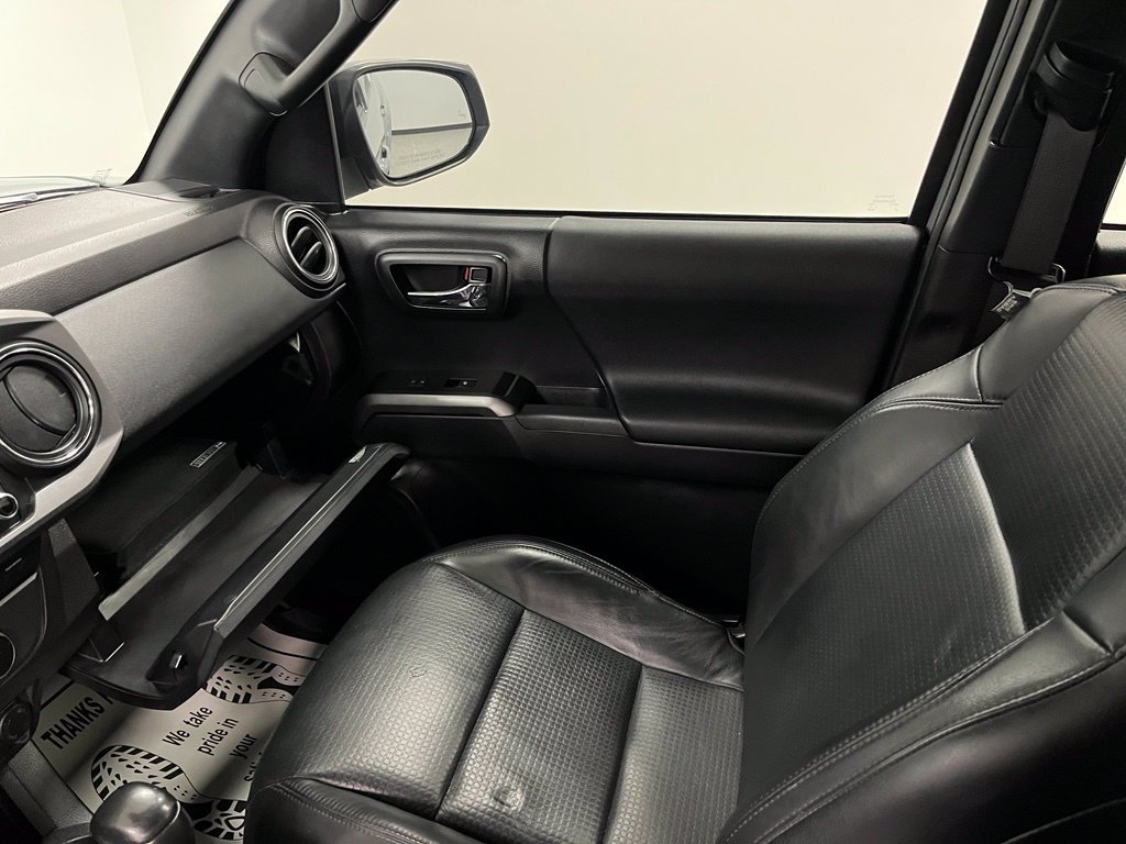 Used 2020 Toyota Tacoma TRD Sport w/ TRD Premium Sport Package AWD/4WD image 38