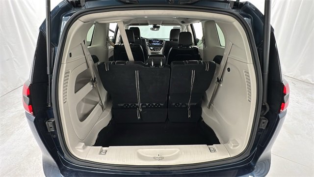 Used 2023 Chrysler Pacifica Touring-L image 17