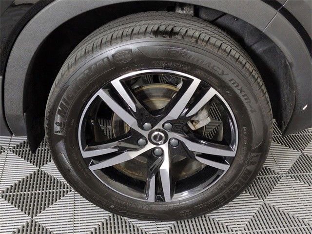 Used 2023 Volvo XC40 B5 Plus image 14