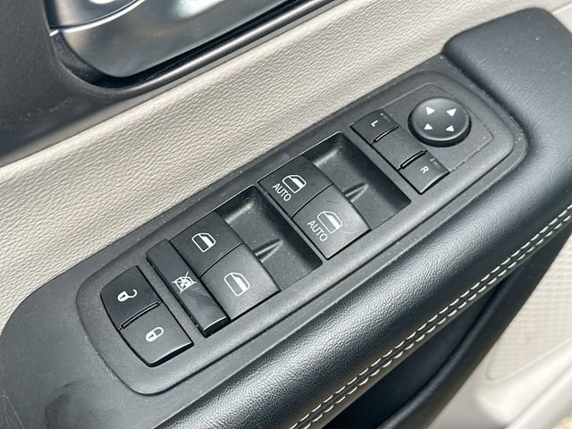 Used 2023 Chrysler Pacifica Touring-L FWD image 26
