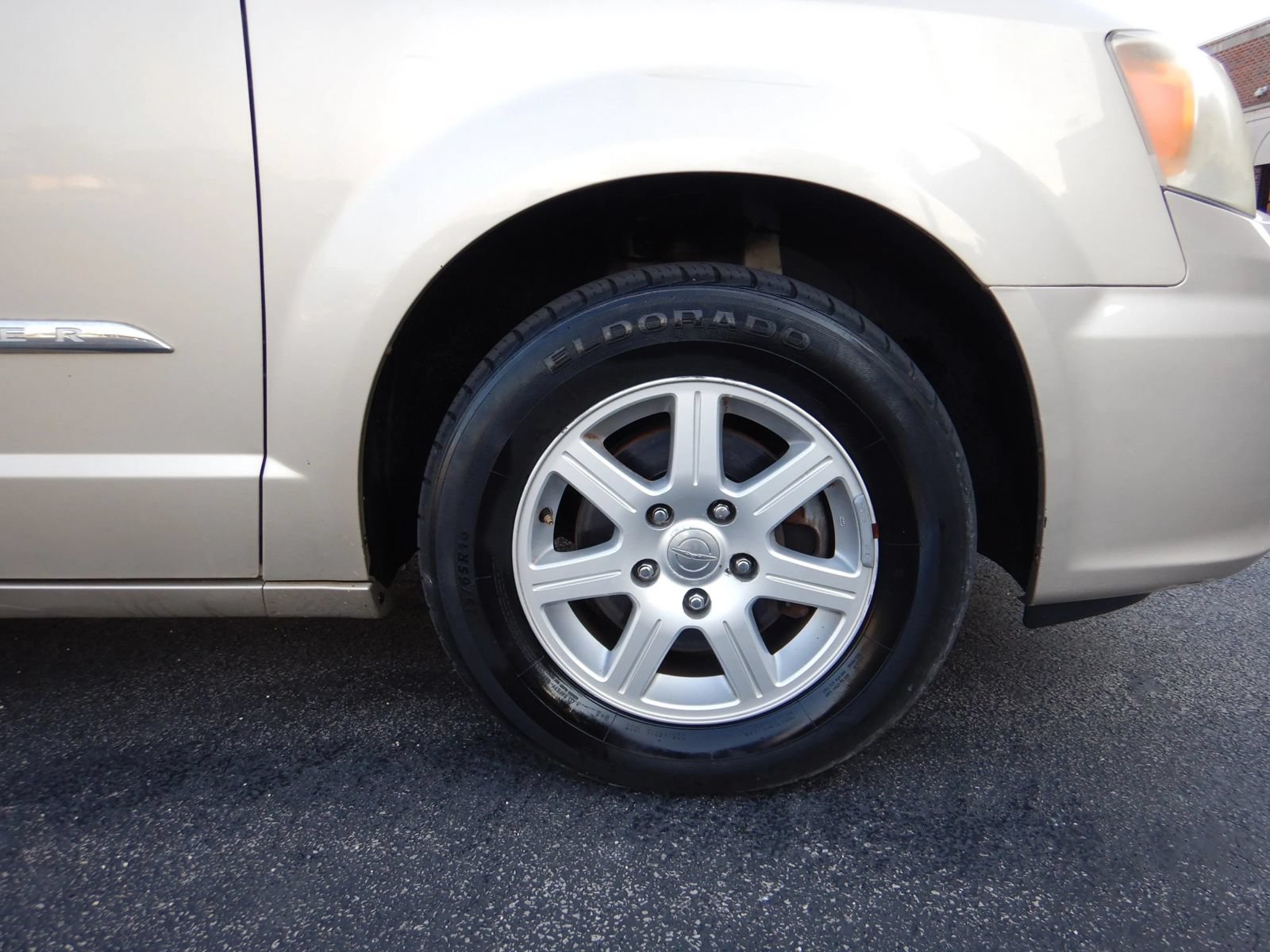 Used 2013 Chrysler Town & Country Touring FWD image 29