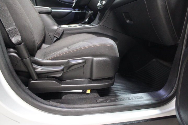 Used 2018 Chevrolet Equinox LT FWD image 24