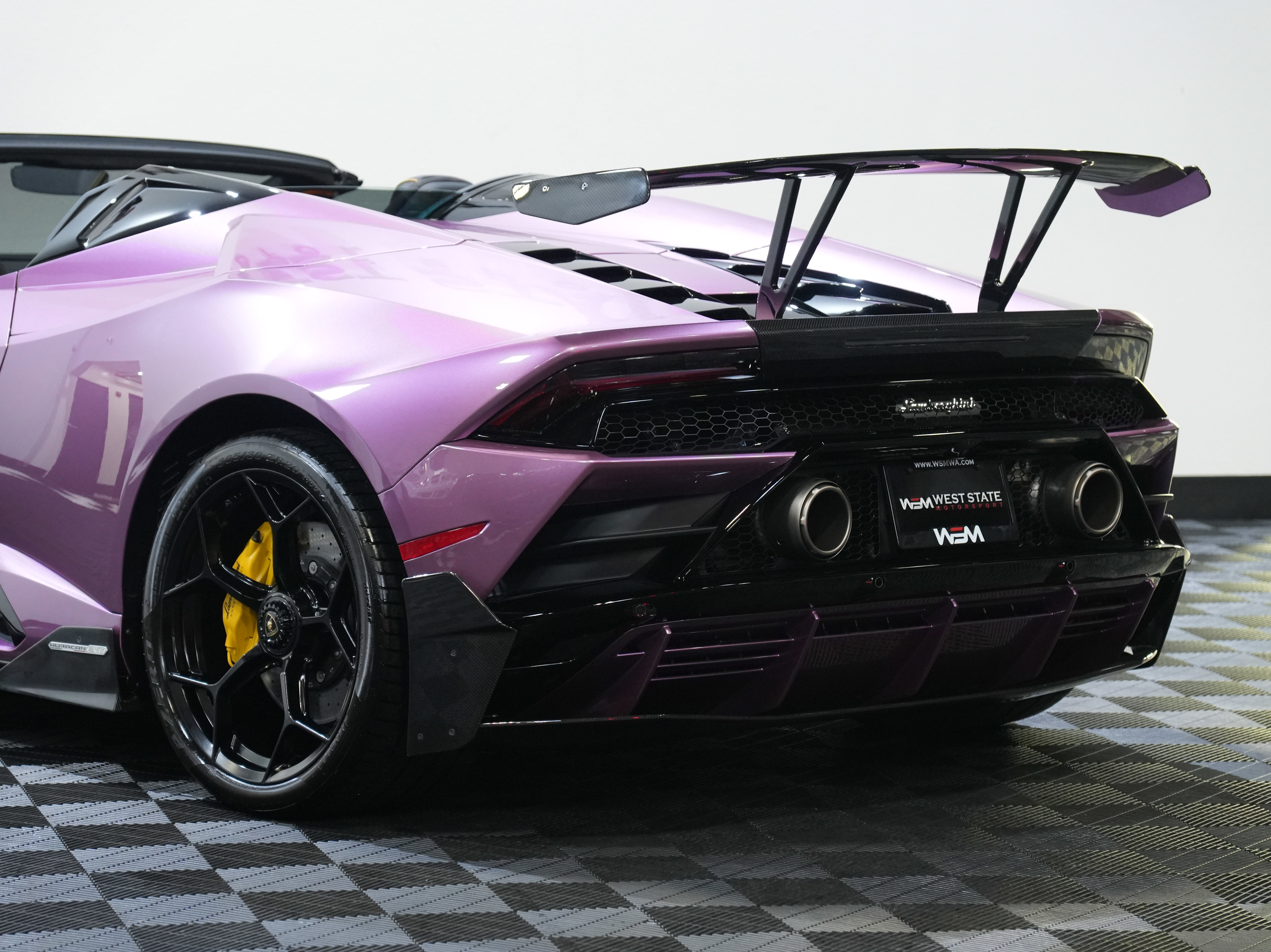 Used 2024 Lamborghini Huracan EVO image 21