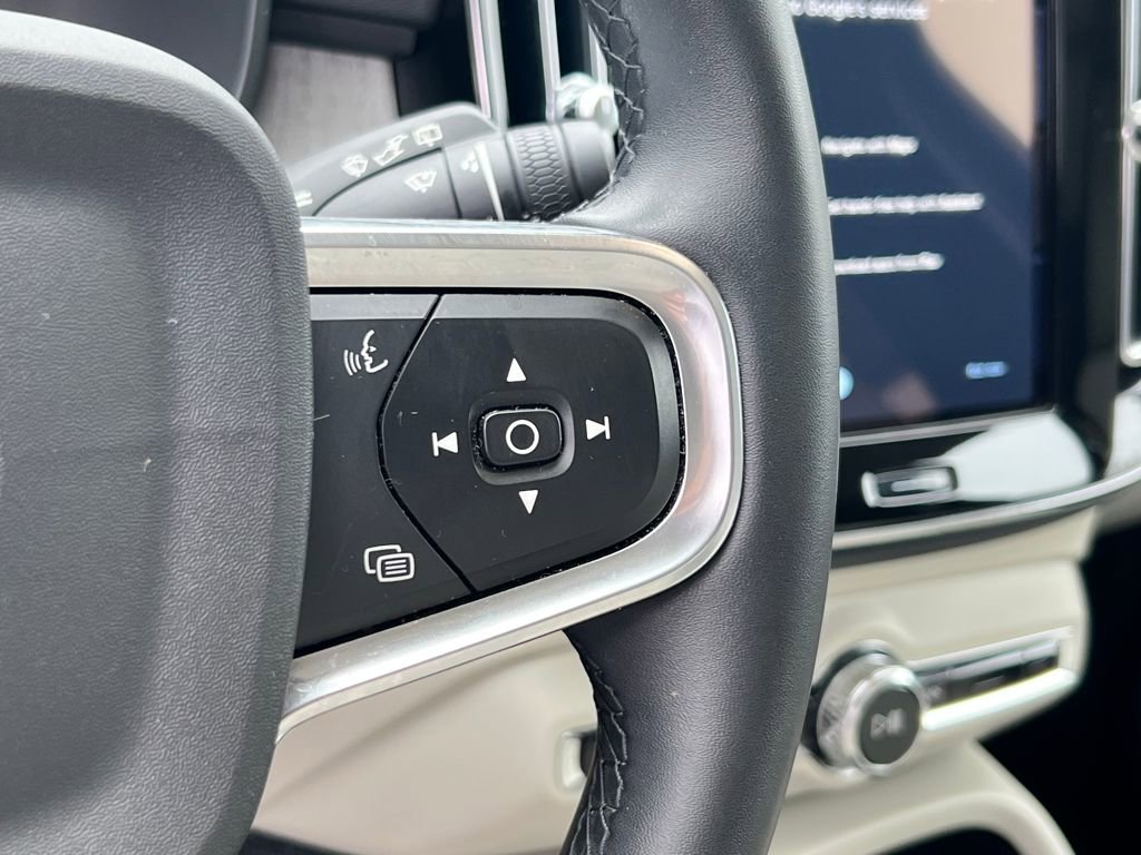 Used 2023 Volvo XC40 B4 Plus image 21