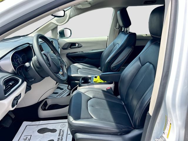 Used 2023 Chrysler Pacifica Touring-L FWD image 17