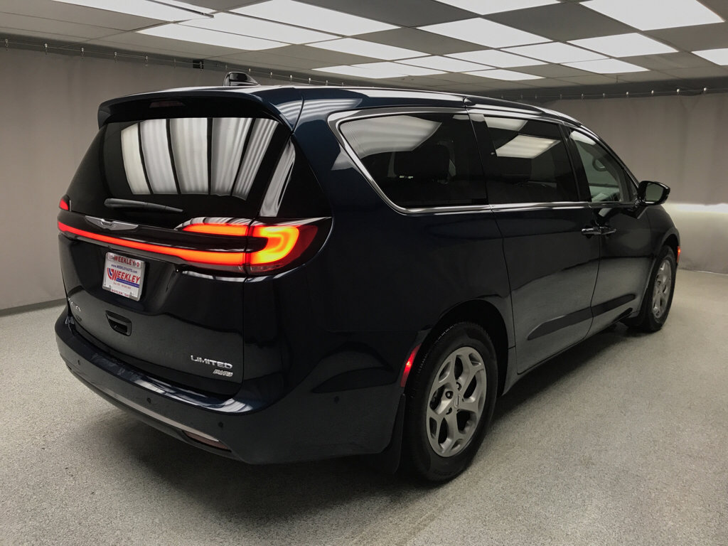 Used 2024 Chrysler Pacifica Limited w/ Uconnect Theater Family Group image 4
