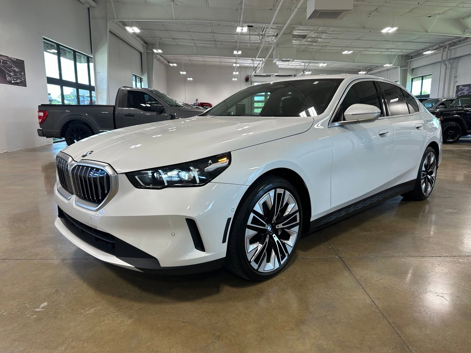 Used 2024 BMW 530i w/ Convenience Package RWD image 3