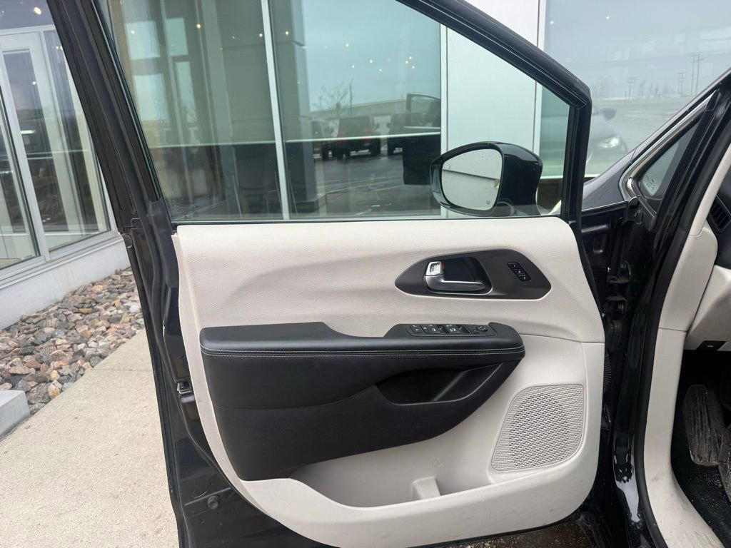 Used 2022 Chrysler Pacifica Touring-L image 11