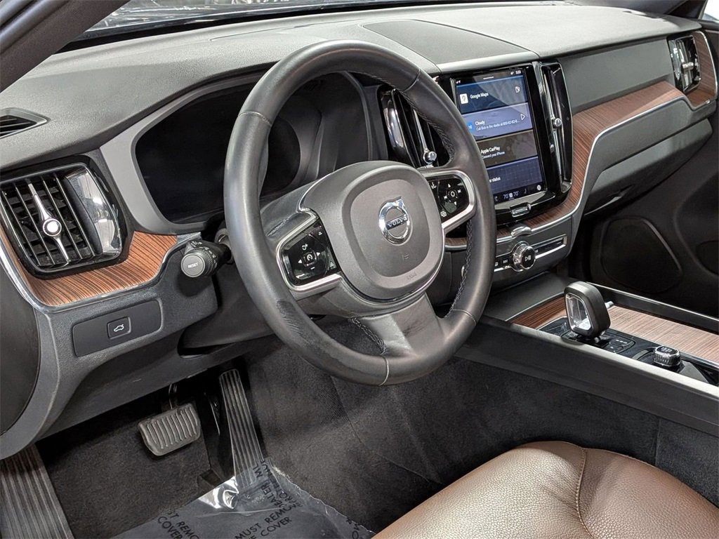 Used 2023 Volvo XC60 B5 Plus image 11