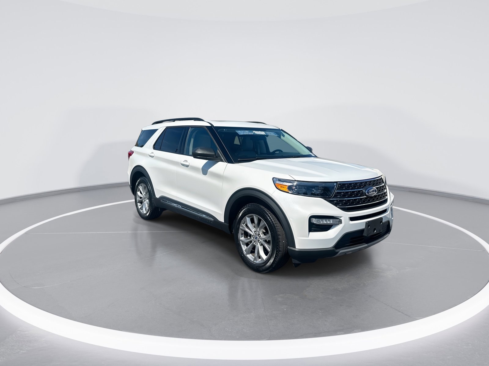 Used 2024 Ford Explorer XLT w/ Equipment Group 202A AWD/4WD image 2