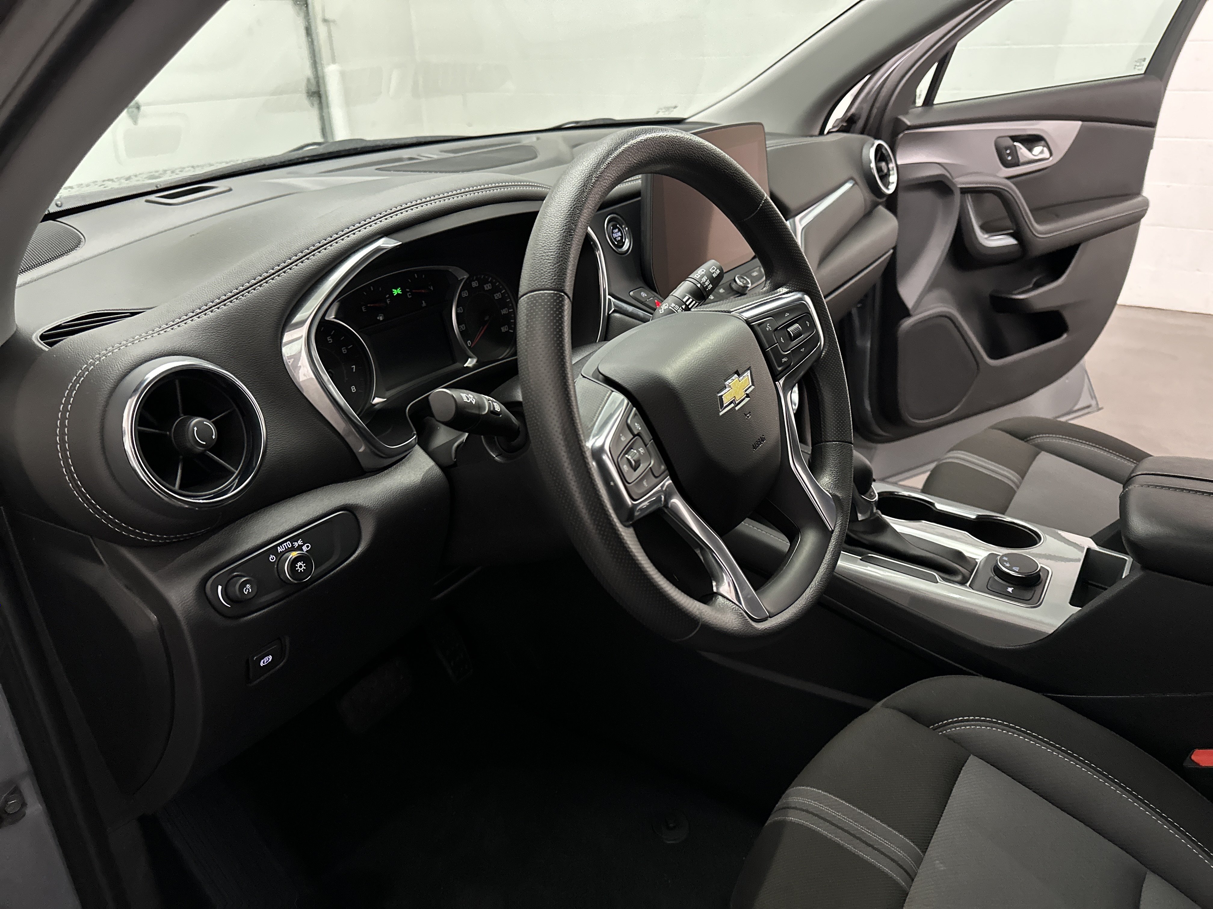 Used 2025 Chevrolet Blazer LT FWD image 13