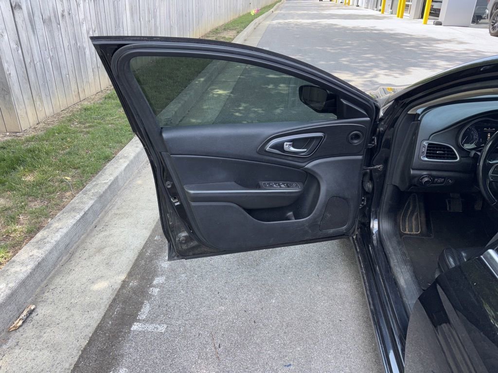 Used 2017 Chrysler 200 Limited Platinum FWD image 22