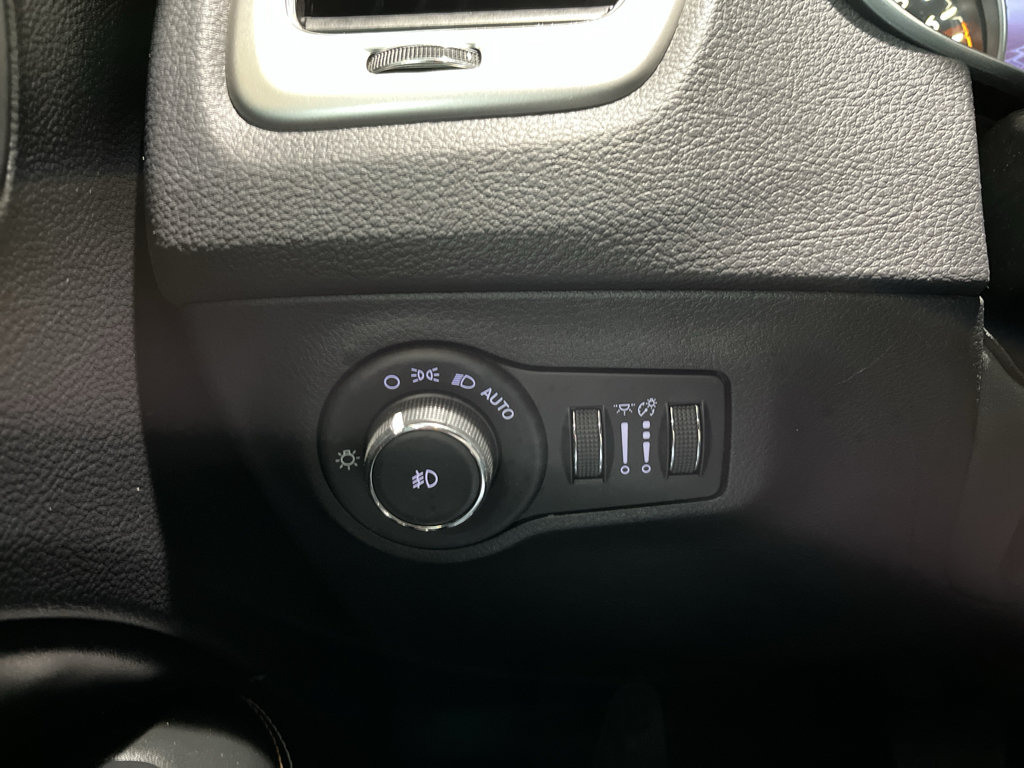 Used 2018 Jeep Compass Latitude w/ Popular Equipment Group FWD image 30