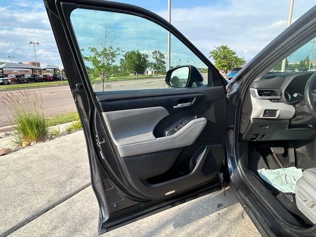 Used 2020 Toyota Highlander XLE AWD/4WD image 10