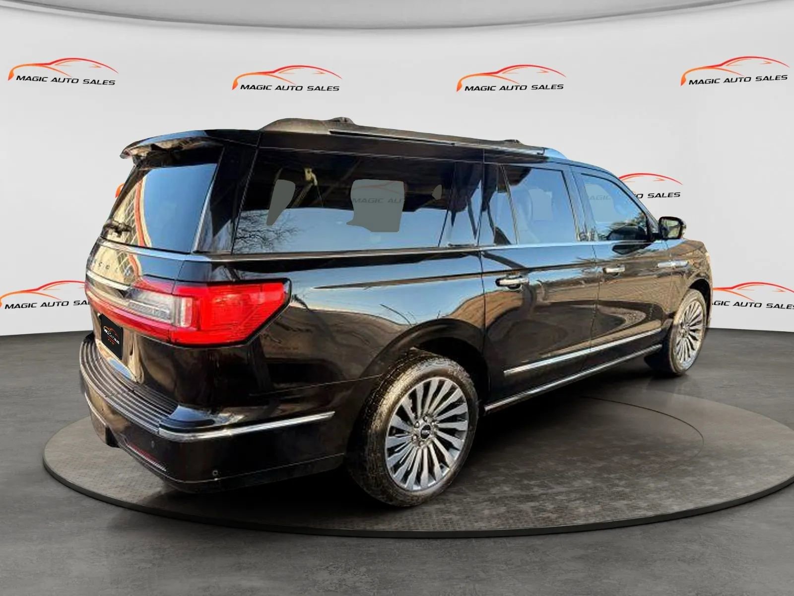 Used 2018 Lincoln Navigator L Reserve w/ Technology Package image 11