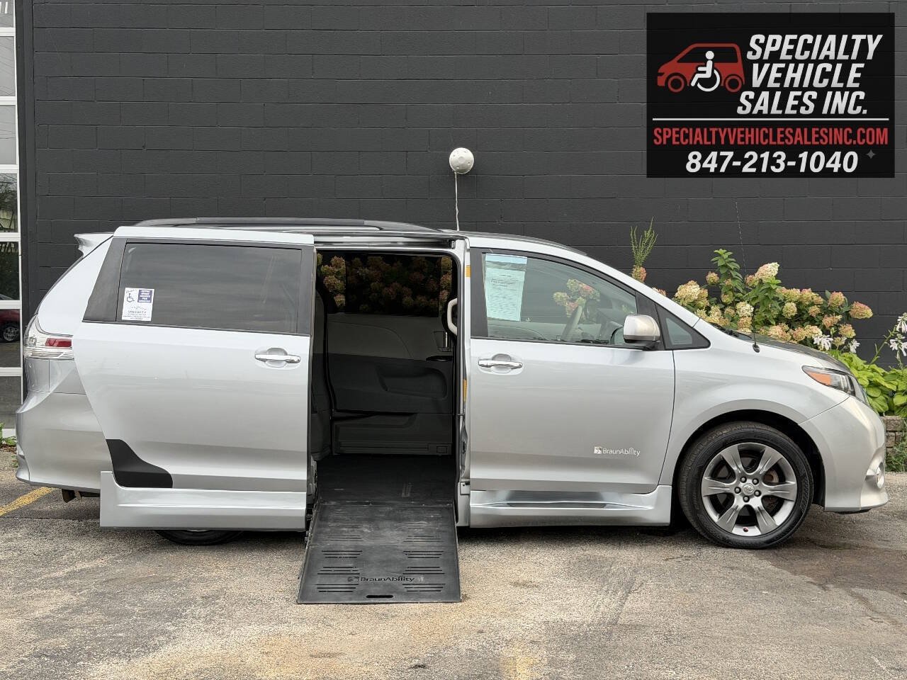 Used 2014 Toyota Sienna SE FWD image 2