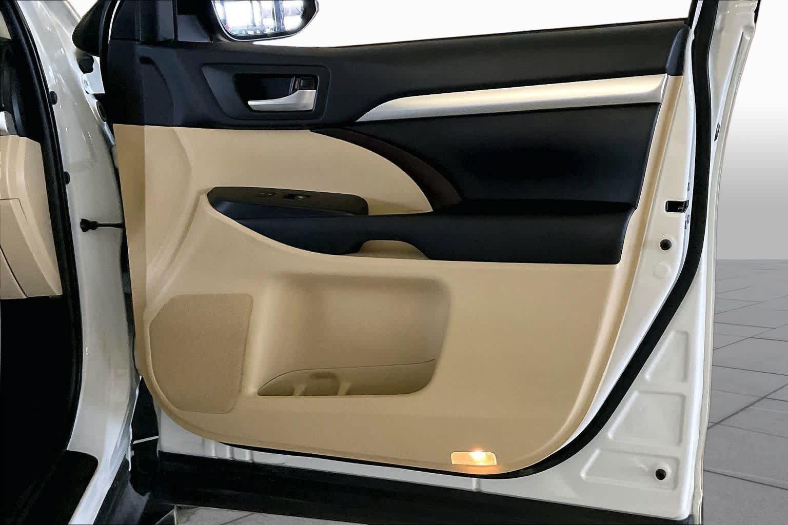 Used 2019 Toyota Highlander XLE FWD image 21