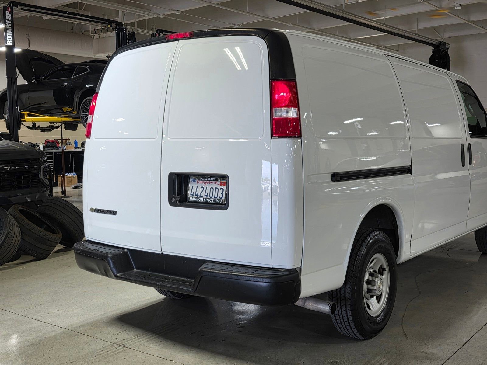 Used 2021 Chevrolet Express 2500 w/ Driver Convenience Package RWD image 11