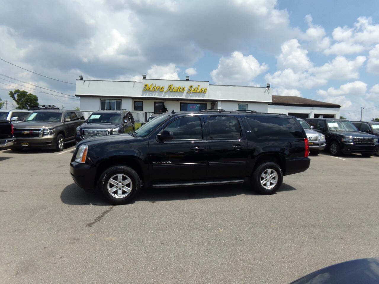 Used 2014 GMC Yukon XL SLT image 1