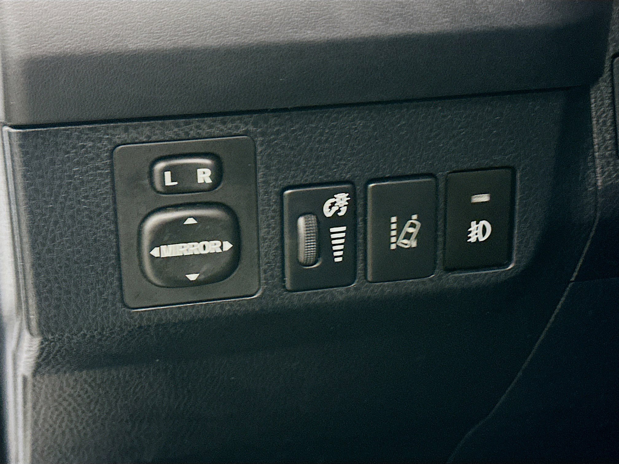 Used 2018 Toyota RAV4 LE image 16