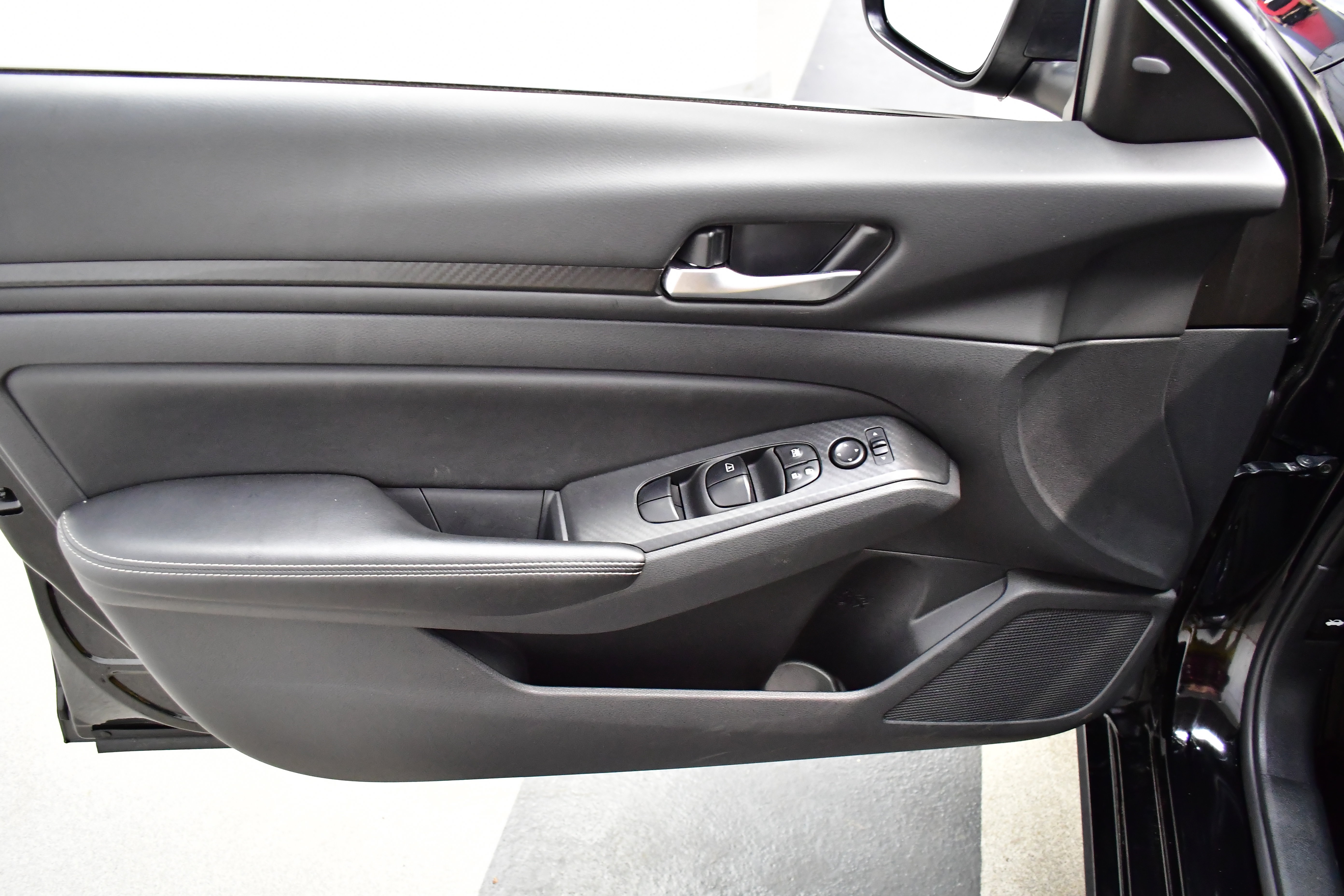 Used 2025 Nissan Altima 2.5 SV FWD image 16