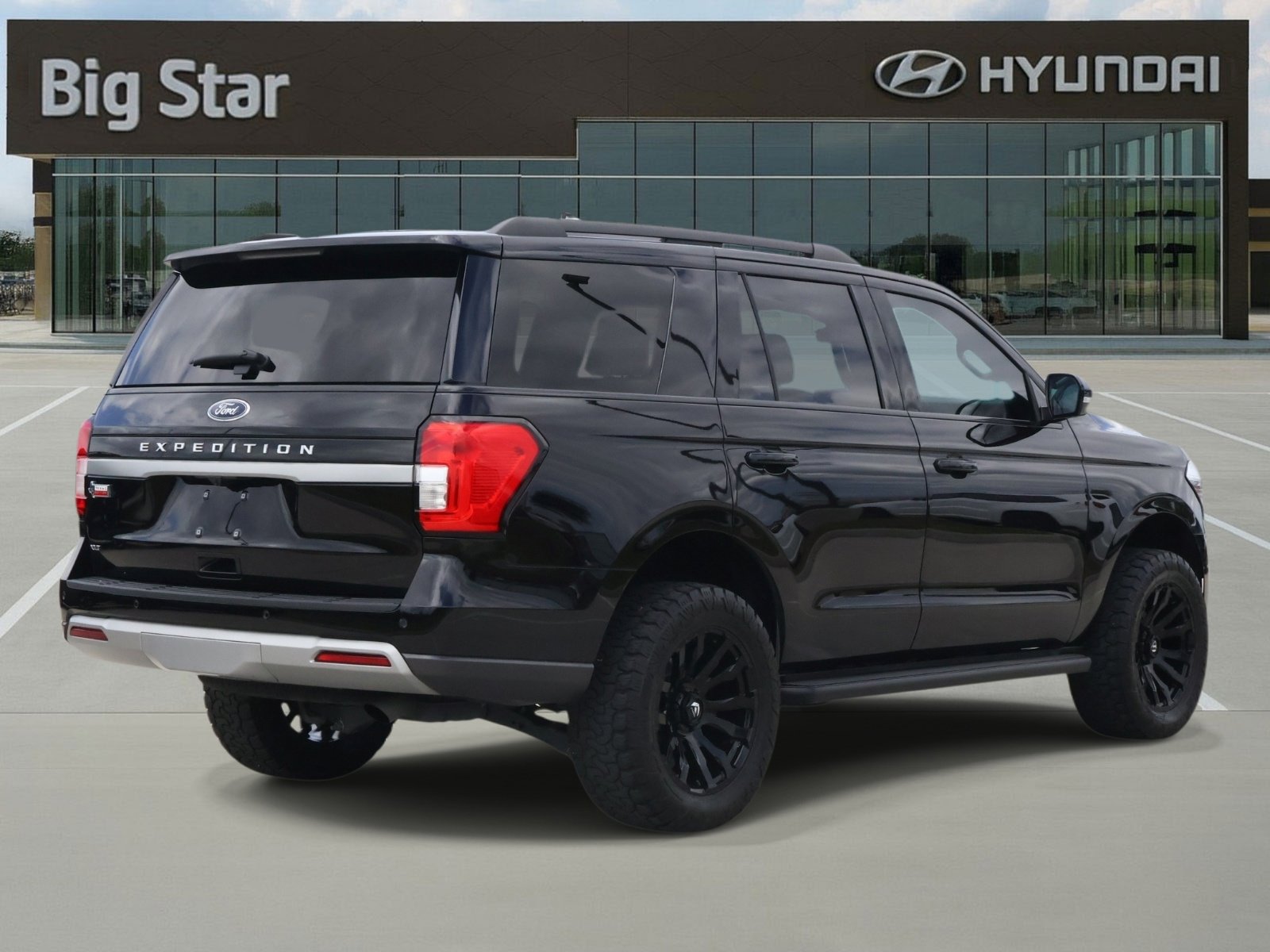 Used 2024 Ford Expedition XLT RWD image 4