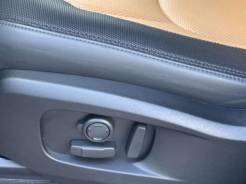 Used 2024 Land Rover Defender 110 X-Dynamic SE image 12