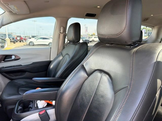 Used 2017 Chrysler Pacifica Touring-L w/ Tire & Wheel Group FWD image 20